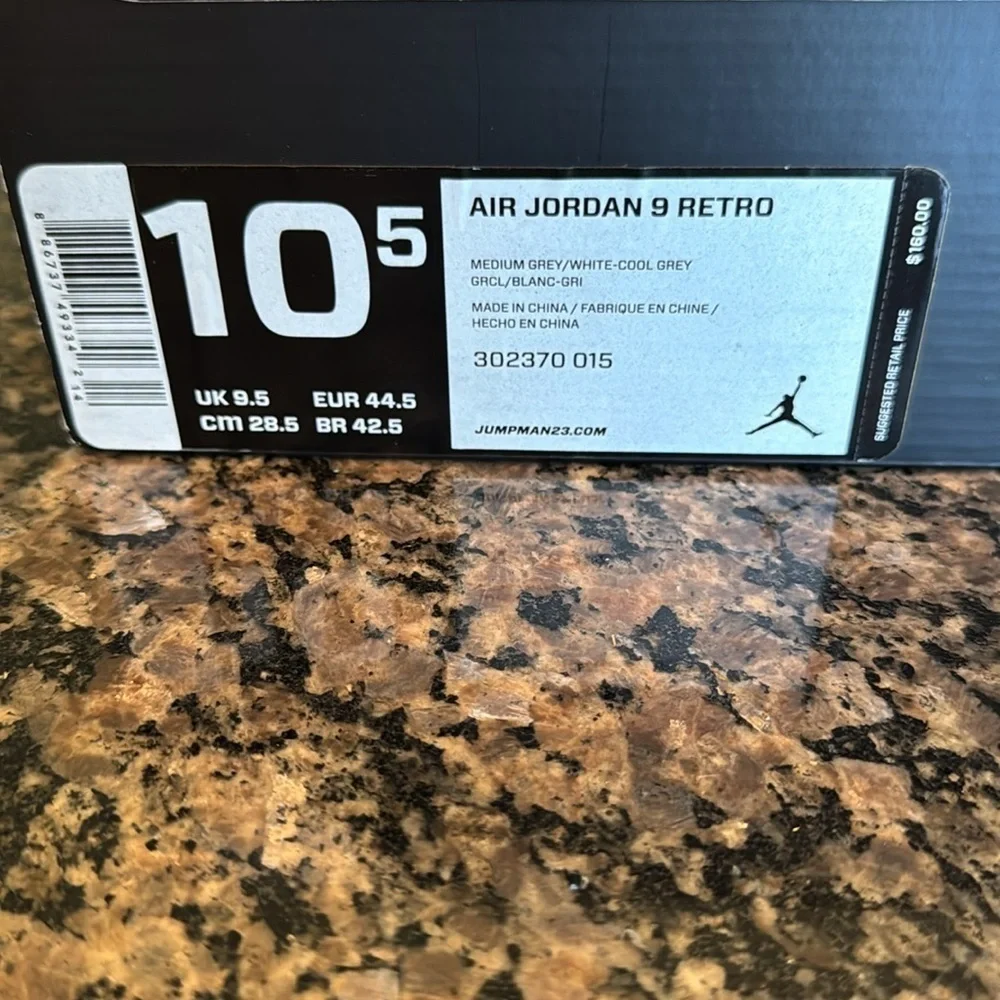 Air Jordan 6 Retro 2015 White and Maroon Sneakers 10.5 like new